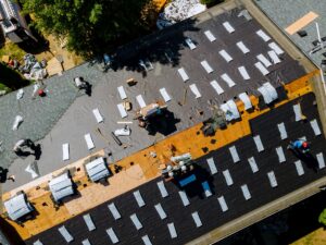 Votre toiture vous envoie des signaux — 7 signes qu’il est temps de remplacer votre toiture à Montréal